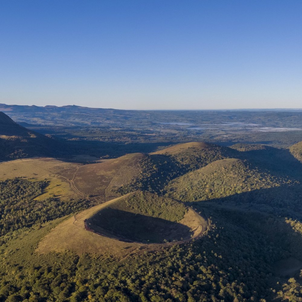 Assistance à maîtrise d’ouvrage pour l’évaluation et l’aide à la définition d’orientations stratégiques concernant la mise en œuvre et l’engagement du Parc naturel régional des Volcans d'Auvergne dans la Charte Européenne du Touris